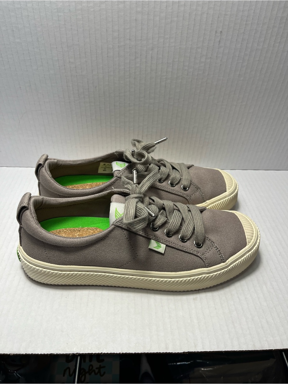 Cariuma Sneakers Grey Canvas OCA Low Cap Toe Rubber Sole Crazy Comfort Sz 7
